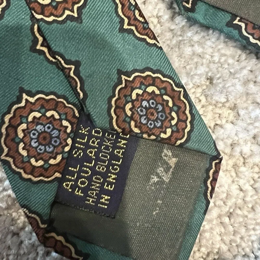 Bert Pulitzer Green Medallion Silk Neck Tie Necktie England 56x4”